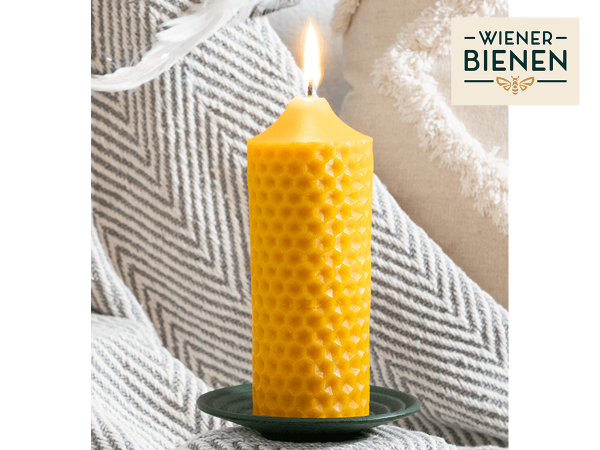 Bienenwachs Stumpenkerze Wabendesign mit Kerzenteller aus Gusseisen