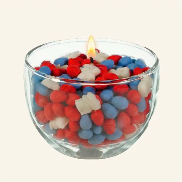 Perlagekerze für Ostern mit rot-blauen Wachseiern und weißem Häschen