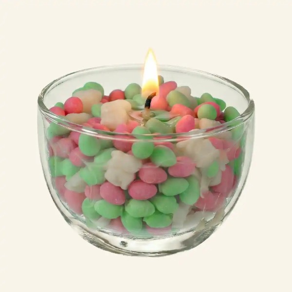 Perlagekerze für Ostern mit rosa-grünen Wachseiern und weißem Häschen