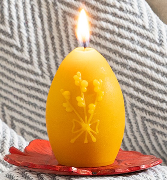 Bienenwachskerze Ei mit Frühlingsblumen mit Kerzenteller aus Gusseisen