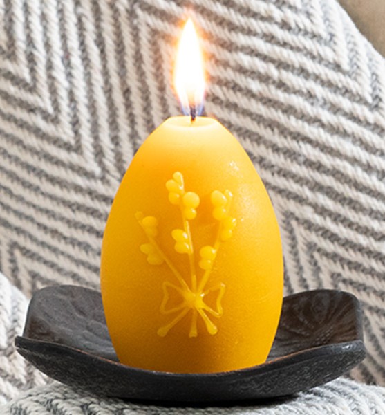 Bienenwachskerze Ei mit Frühlingsblumen mit Kerzenteller aus Gusseisen